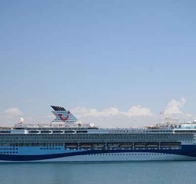 Almería recibe dos navíos y se consolida como destino de lujo en turismo de cruceros